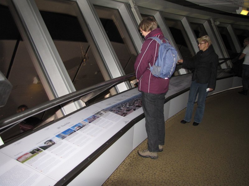 frouwkje in fernsehturm.jpg - Frouwkje in de bol van de televisietoren.